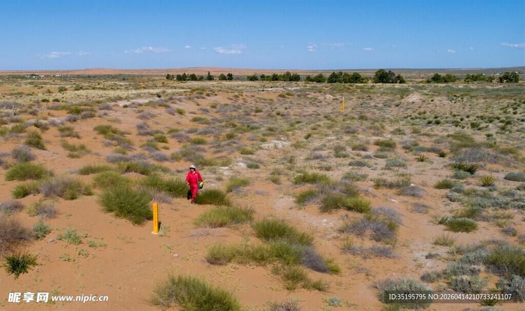 沙漠中的红衣徒步者