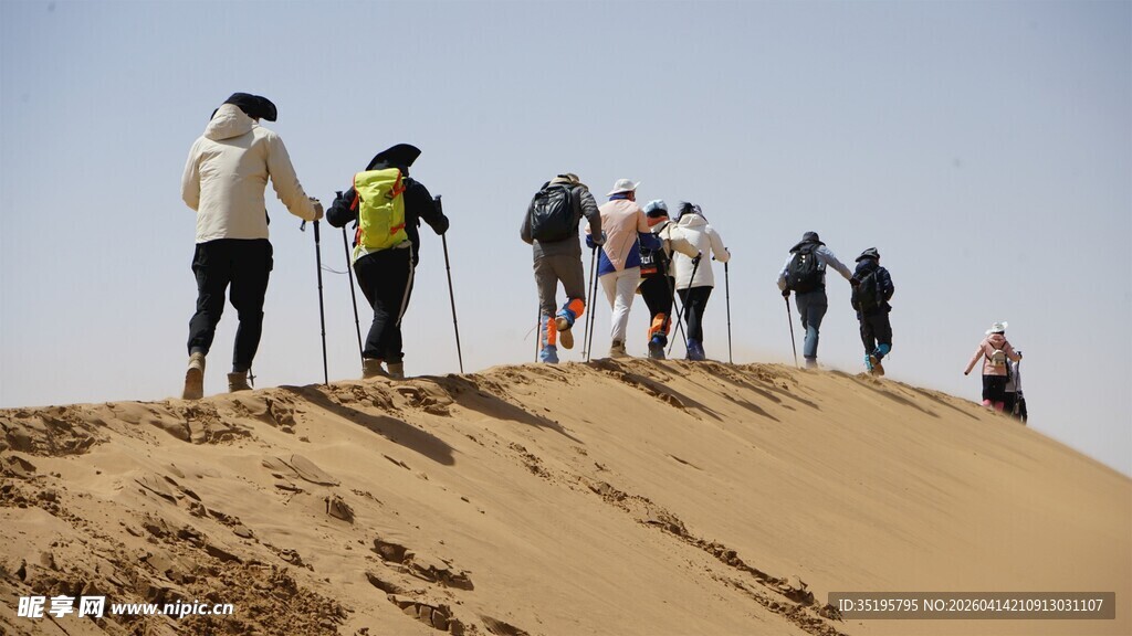 沙漠徒步队伍攀登沙丘