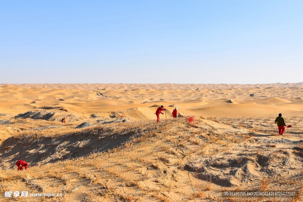 沙漠中的人影探险景象