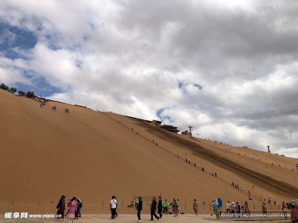 沙漠中漫步的人群