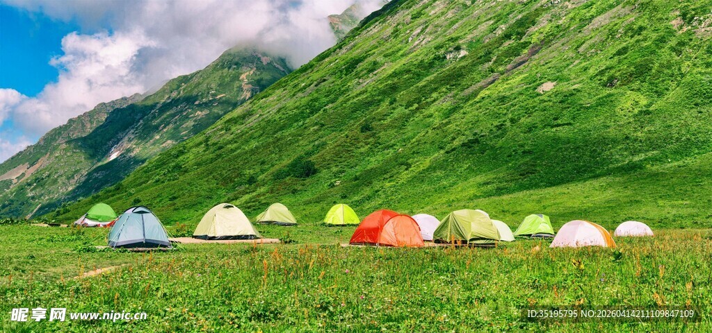 山间多彩帐篷露营美景