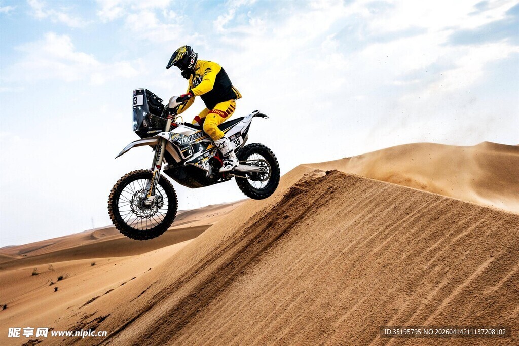 沙漠摩托骑手英姿