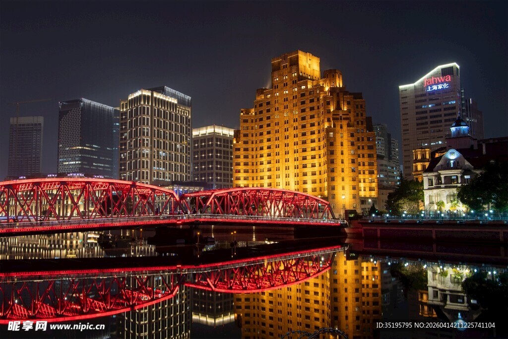上海外滩夜景璀璨桥梁