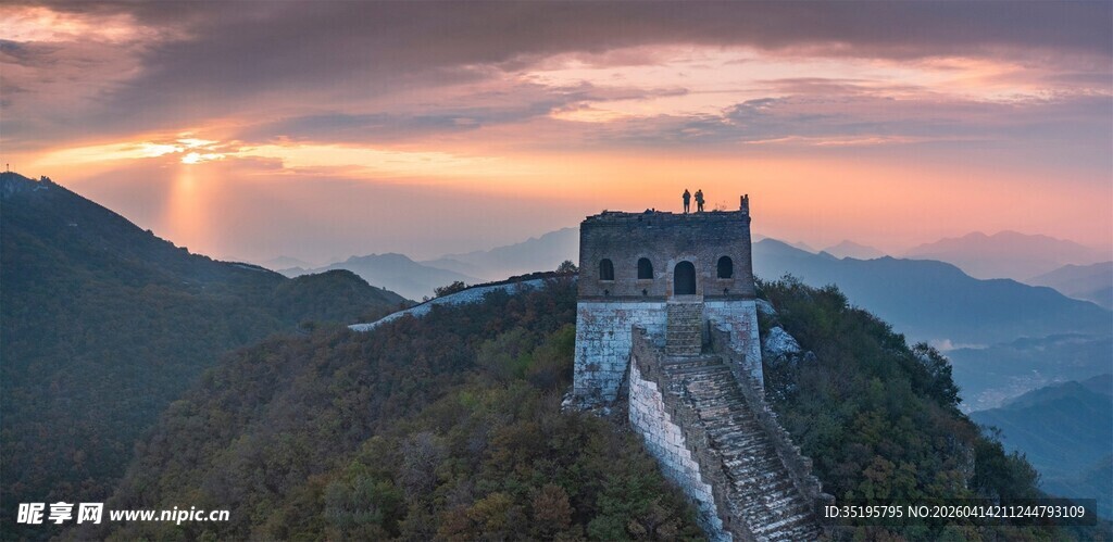 夕阳下的雄伟壮丽长城