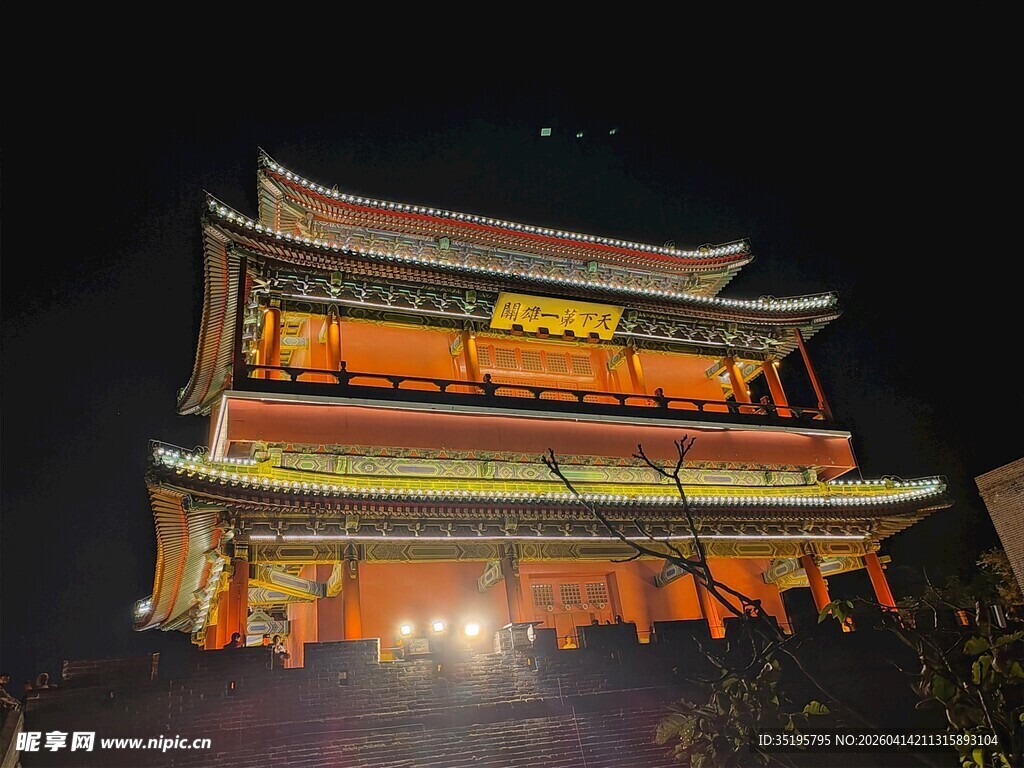 夜晚灯火下的中式古建筑