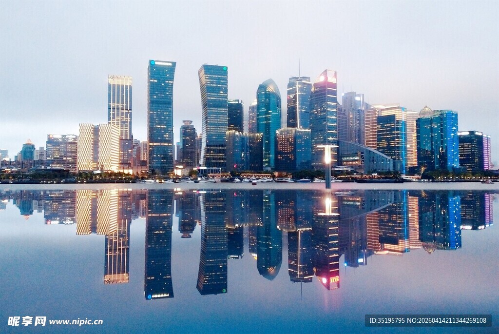现代都市天际线与水面倒影