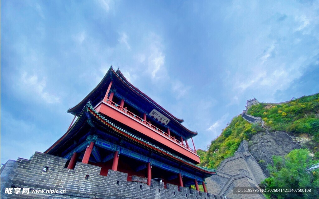 巍峨古建屹立于青山蓝天