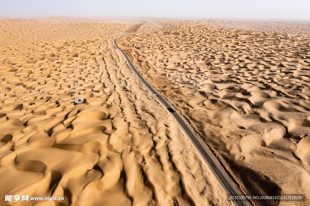 沙漠中的蜿蜒车辙痕迹