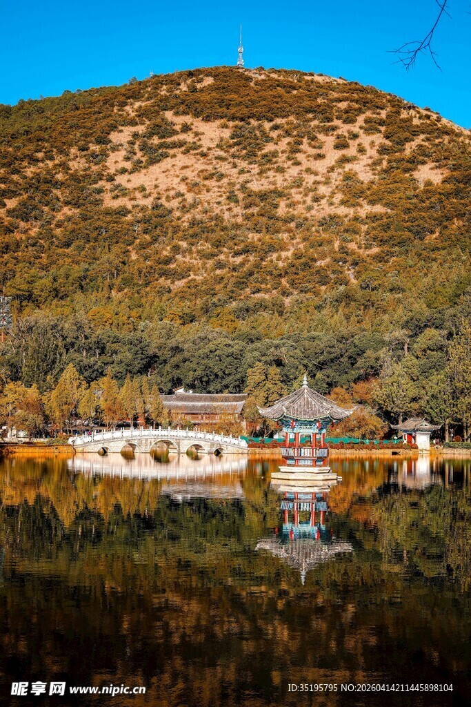 湖光山色中的中式建筑倒影