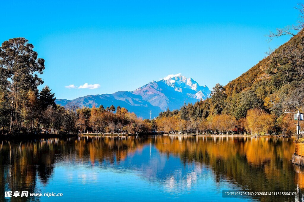 秋日静谧山水湖景