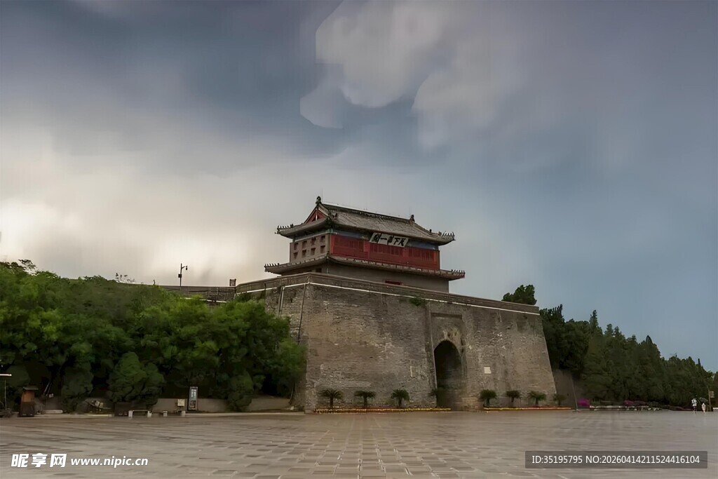 古城楼立于蓝天白云之下