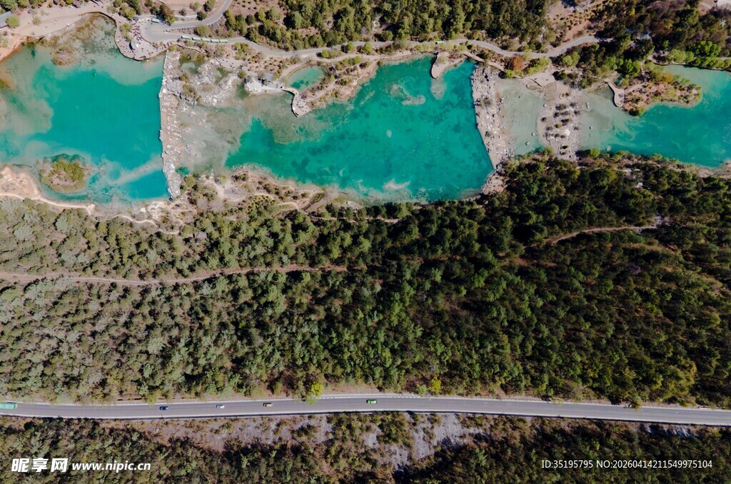 航拍山间公路与碧蓝湖泊