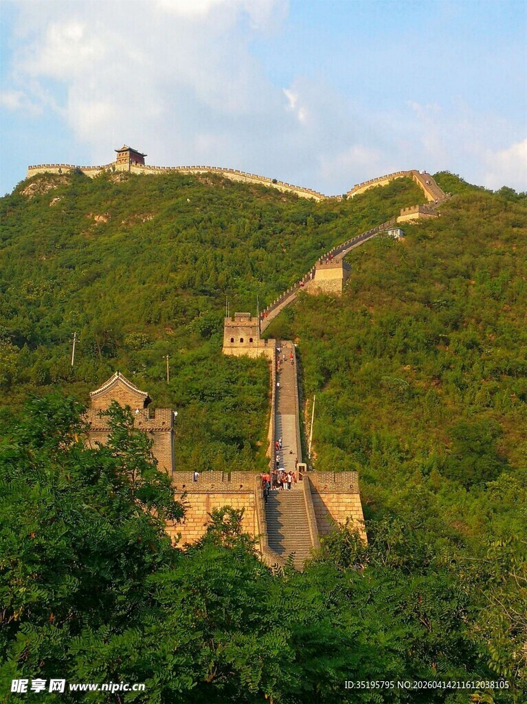 青山环抱中的古老长城