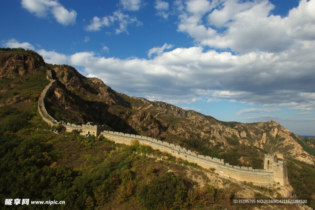 壮丽长城蜿蜒于山峦之间