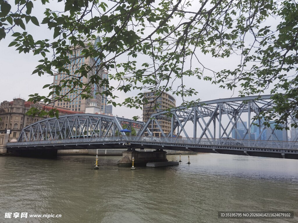 河畔蓝桥绿树相伴