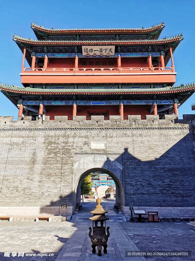 古城门下的行人与古老建筑