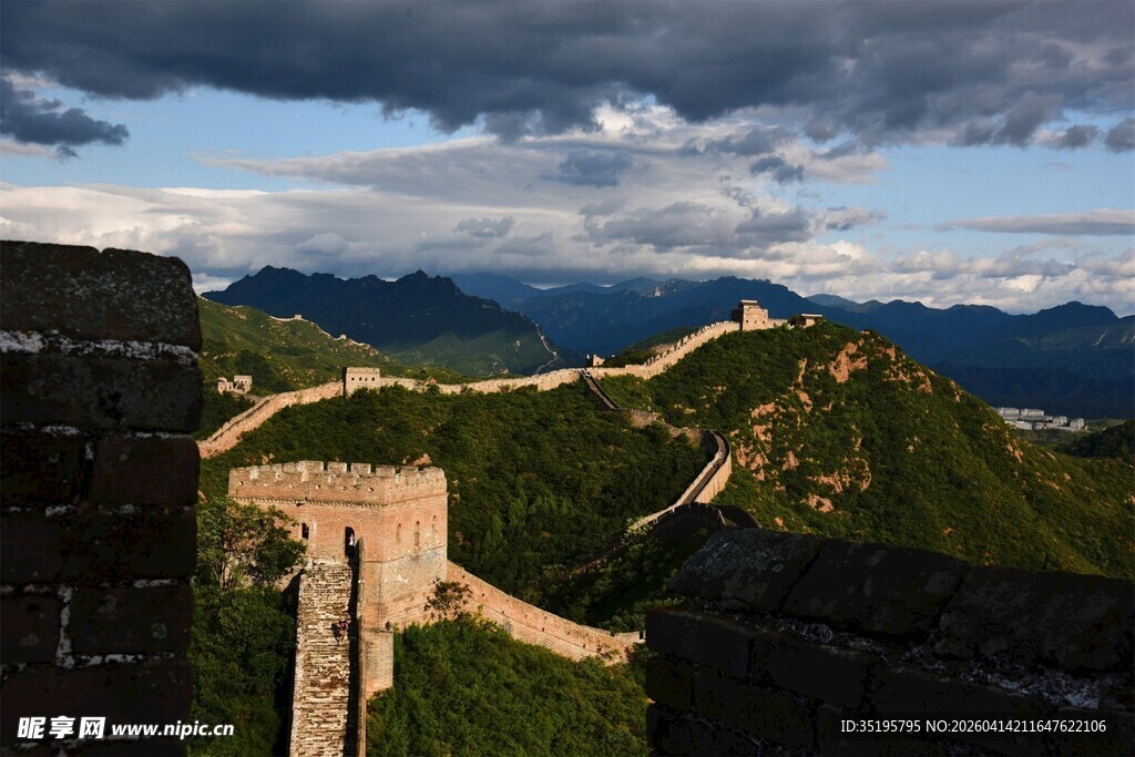 壮丽长城于山峦云海间