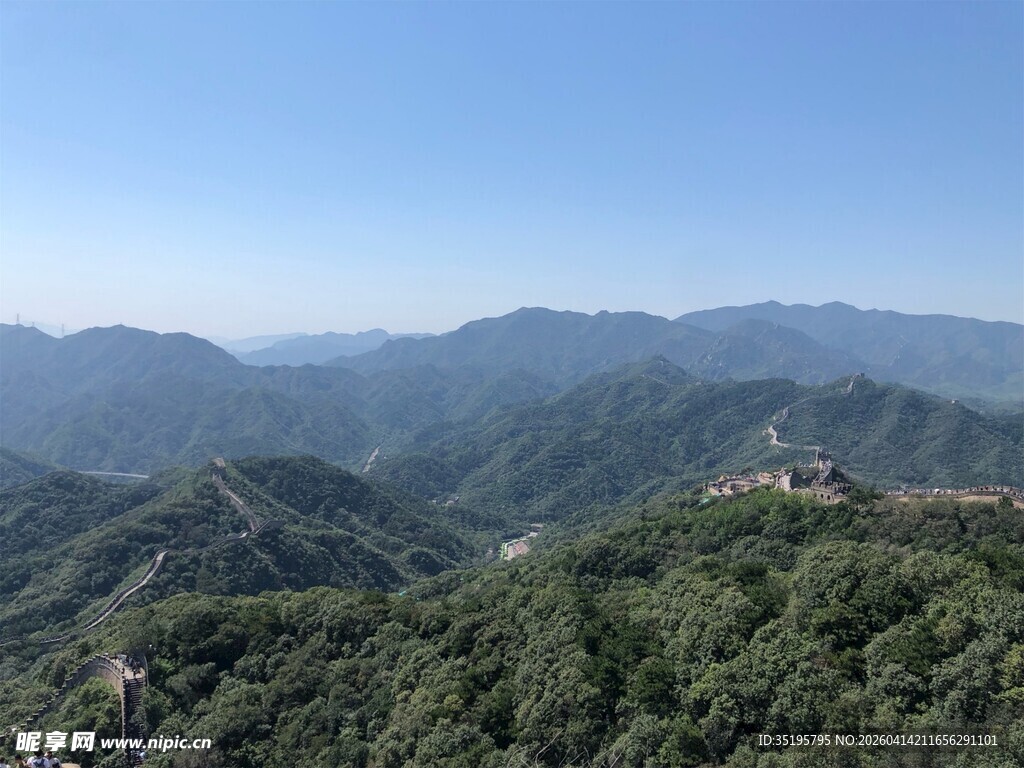 山峦叠翠间的壮美风光