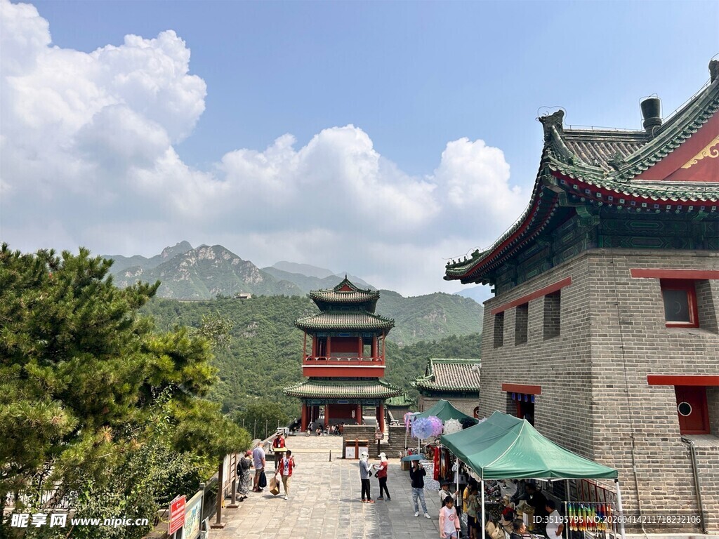 古建景区游人漫步赏景