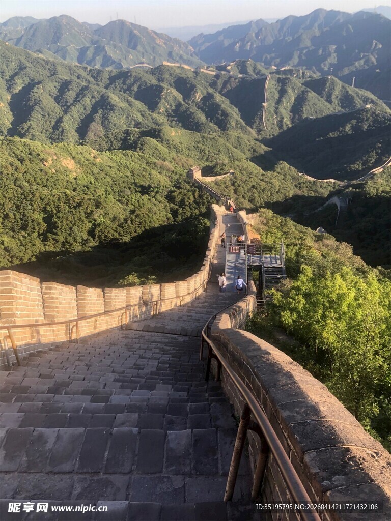 长城风光山峦间的古老建筑