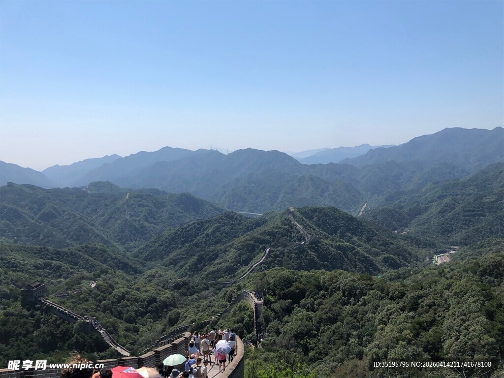 俯瞰壮美长城与连绵山峦