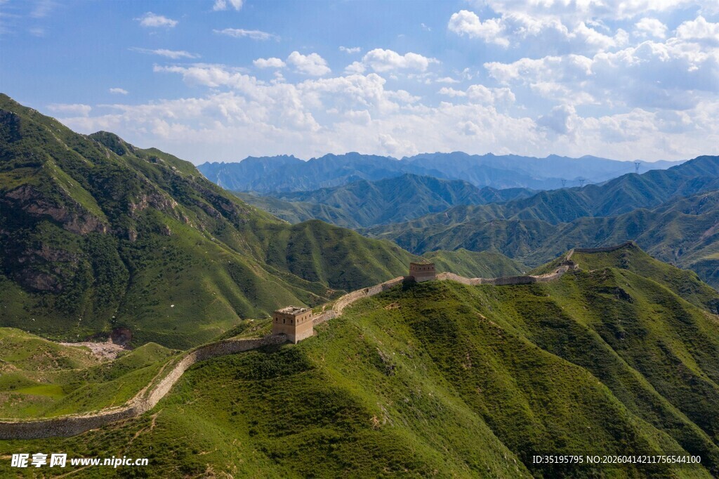壮丽长城蜿蜒于青山之间