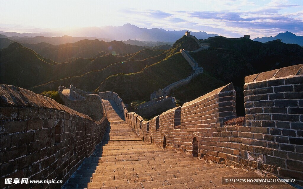 夕阳下的雄伟长城风光