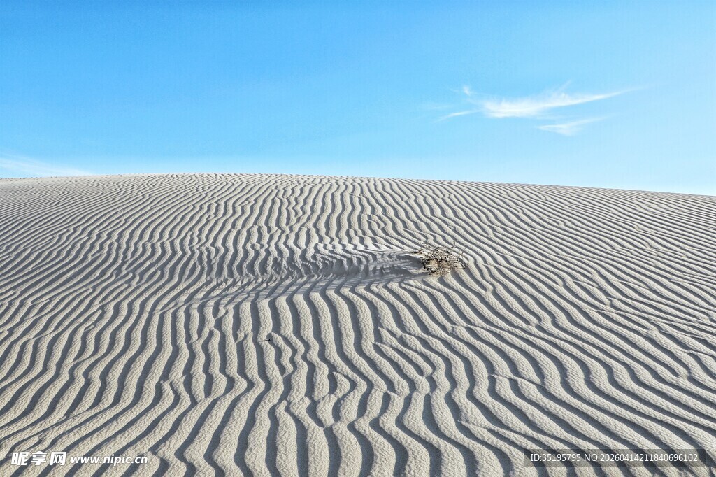 广袤沙漠与湛蓝天空景观