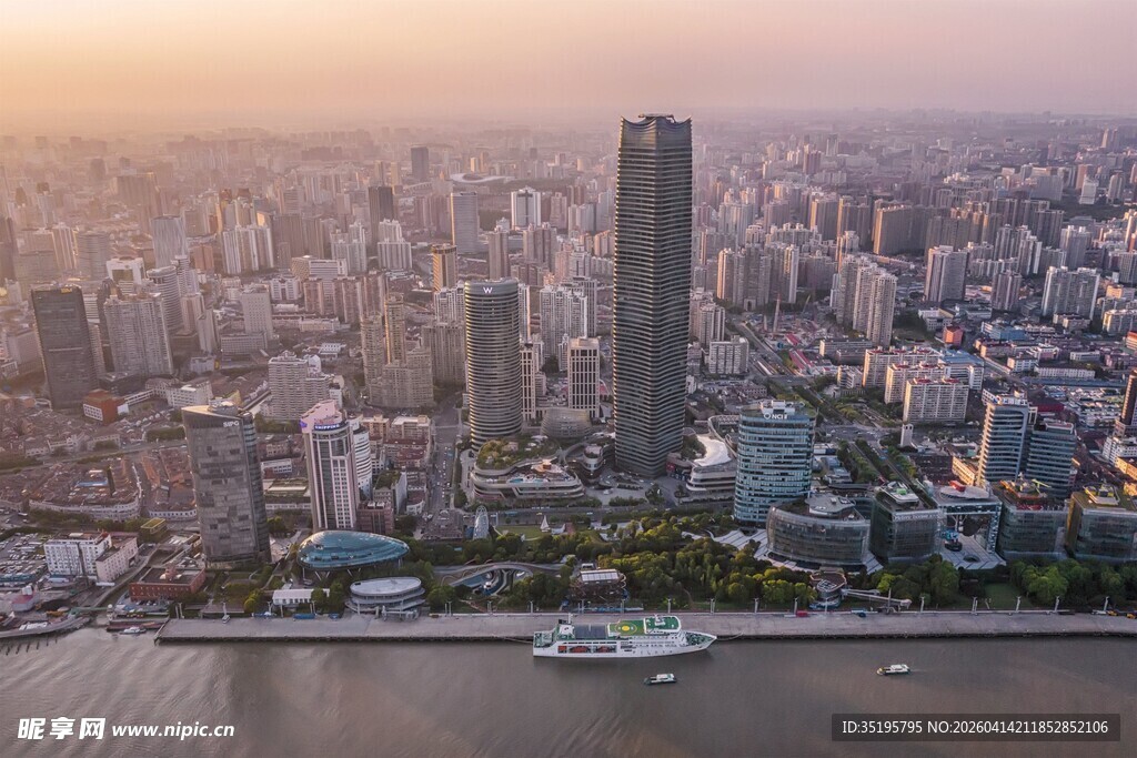 城市天际线与河畔风光