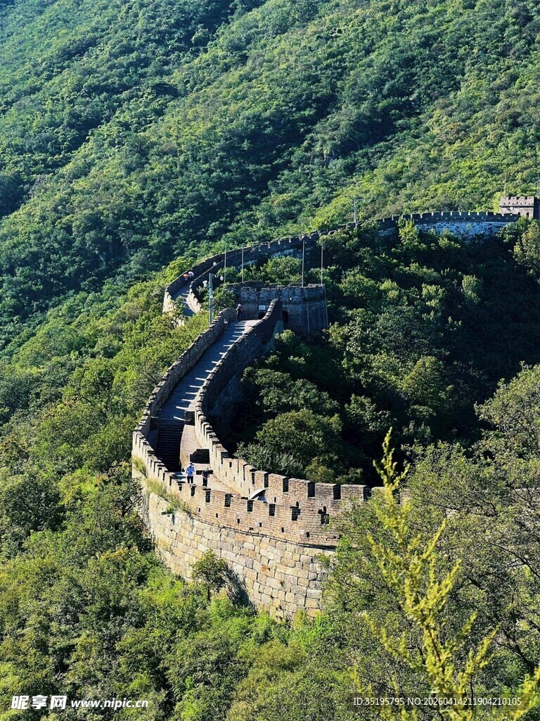 蜿蜒长城穿梭于青山之间