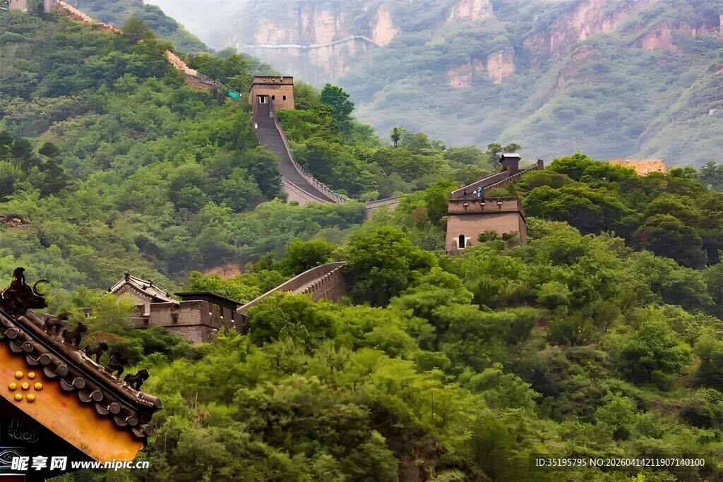 壮丽长城蜿蜒于青山间