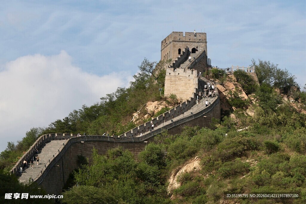 雄伟长城屹立青山之巅