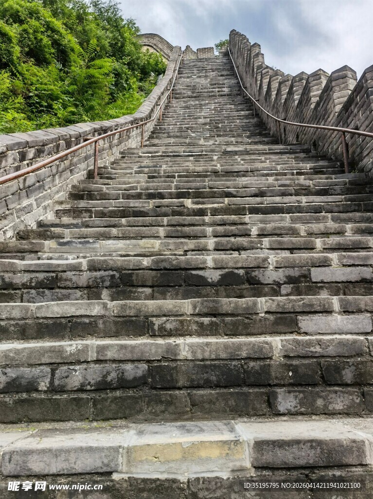 雄伟长城的壮观石阶