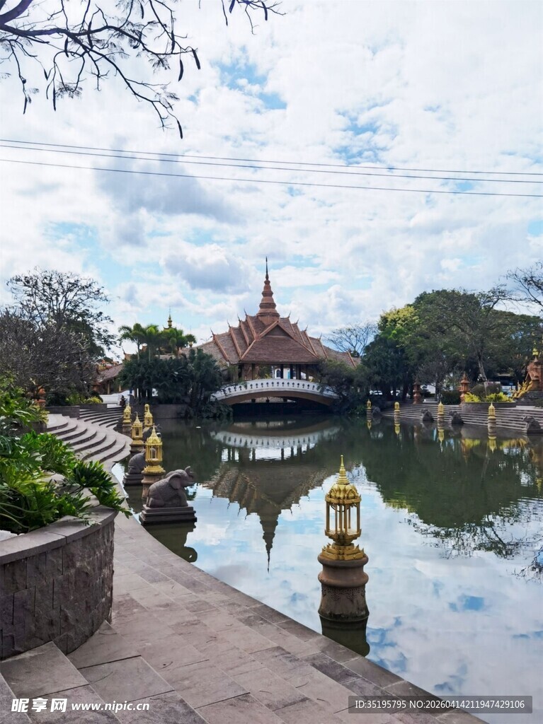 中式园林池塘中的精美古桥