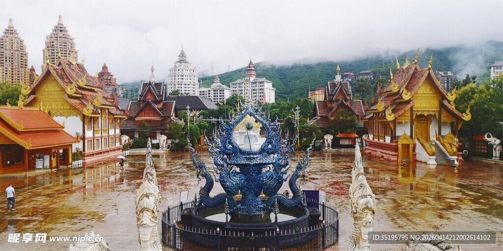 异域风情雕像与多彩建筑