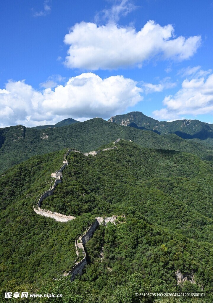 山峦叠翠间的蜿蜒公路