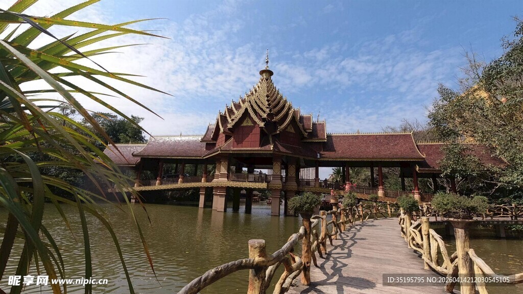 湖畔古桥亭阁美景