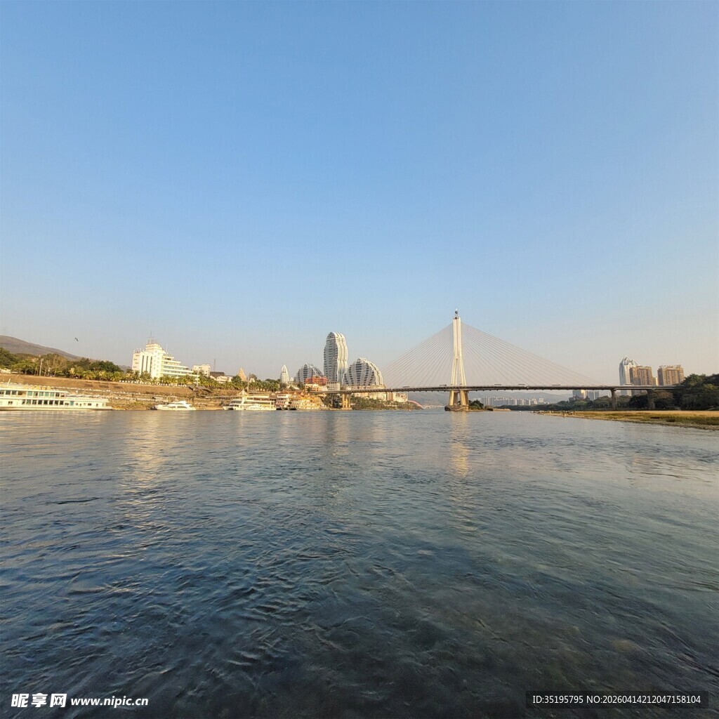 河畔风光桥梁横跨碧水