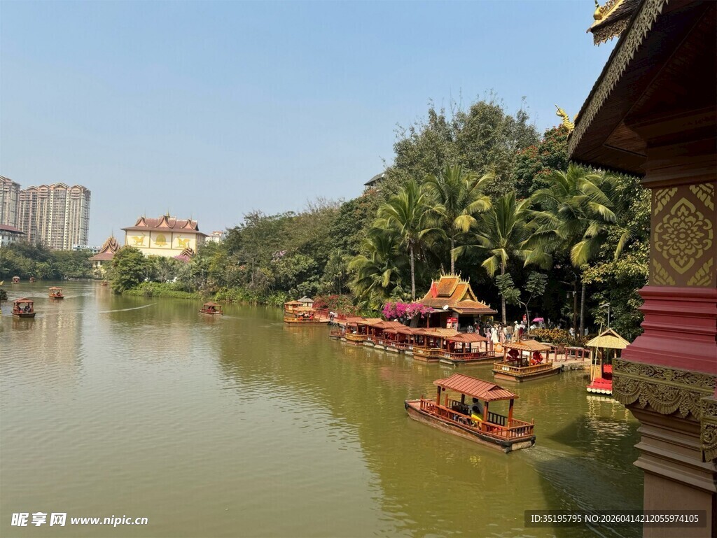河畔多彩船只与繁茂绿植