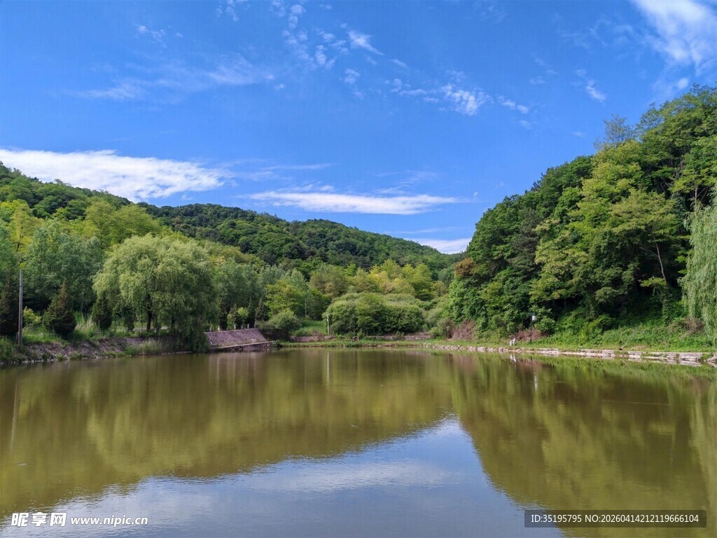 青山绿水间的宁静湖泊
