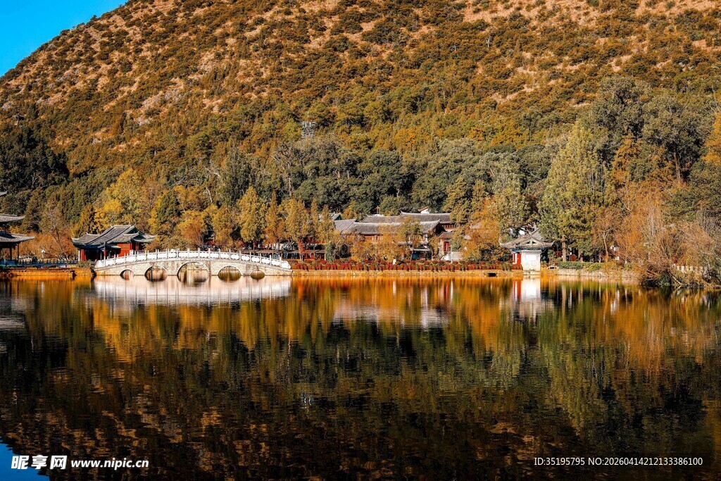 湖畔秋景山水相映成趣