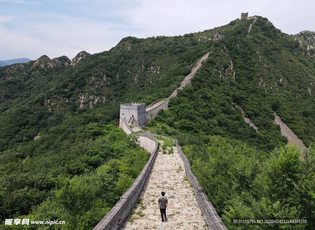 蜿蜒长城穿梭于青山间