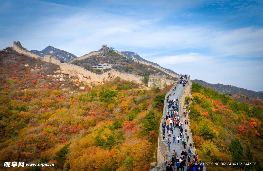 秋日长城美景游人如织