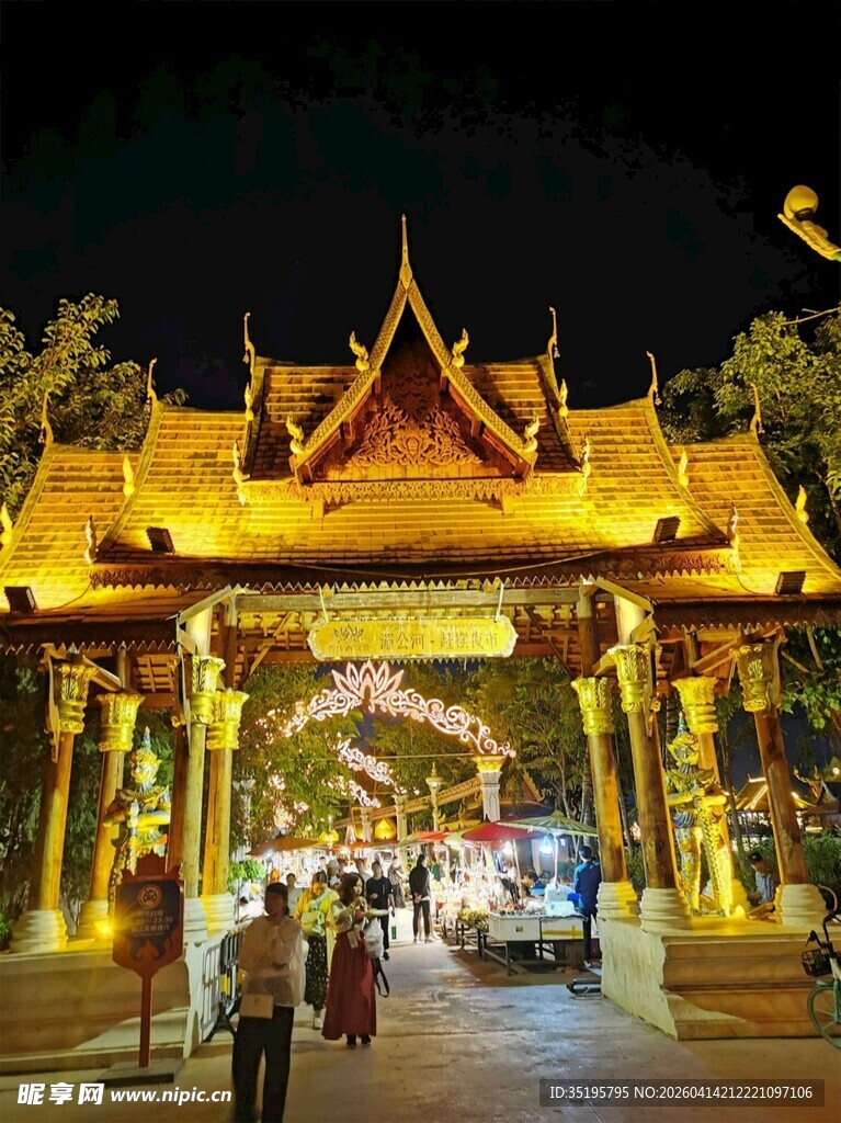 泰国夜间华丽寺庙入口