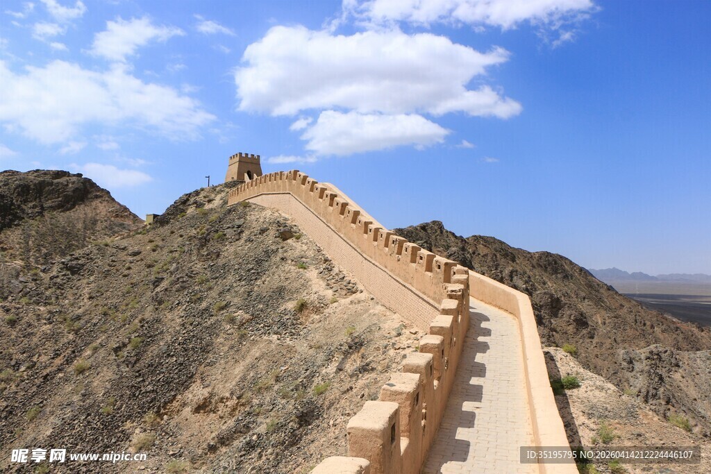 壮丽悬臂长城尽显雄伟