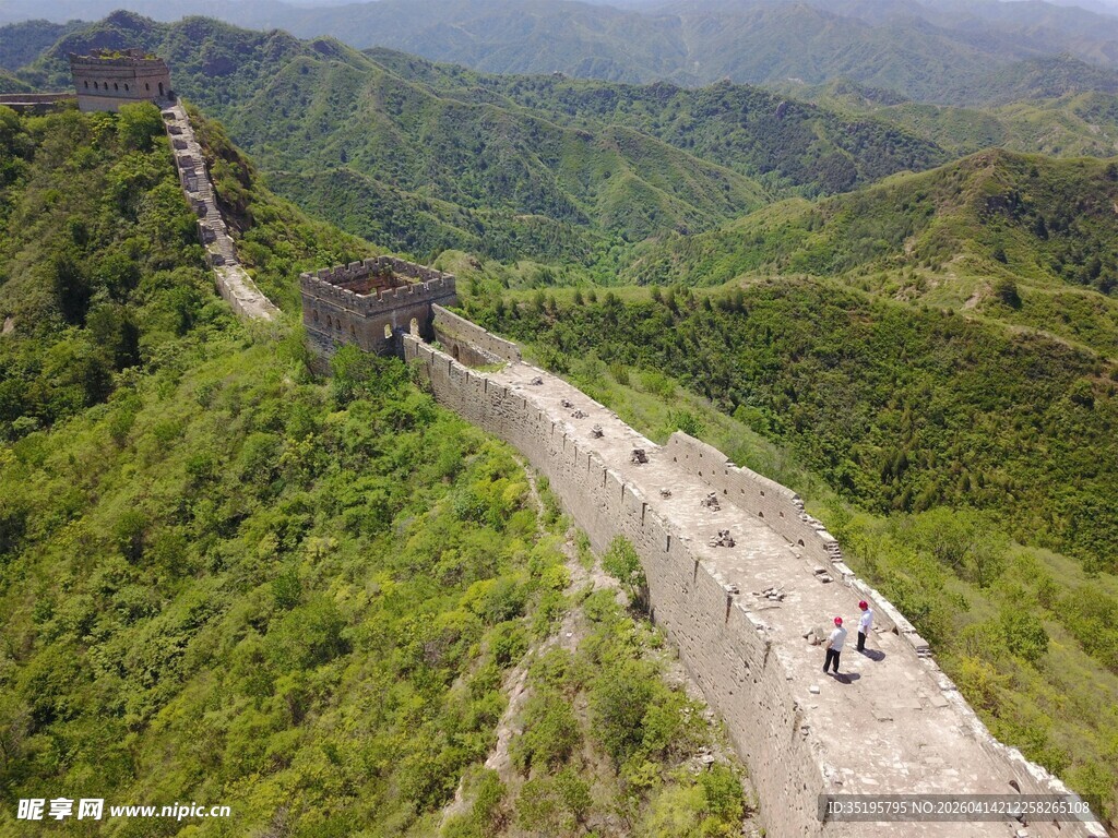 俯瞰蜿蜒雄伟的壮丽长城