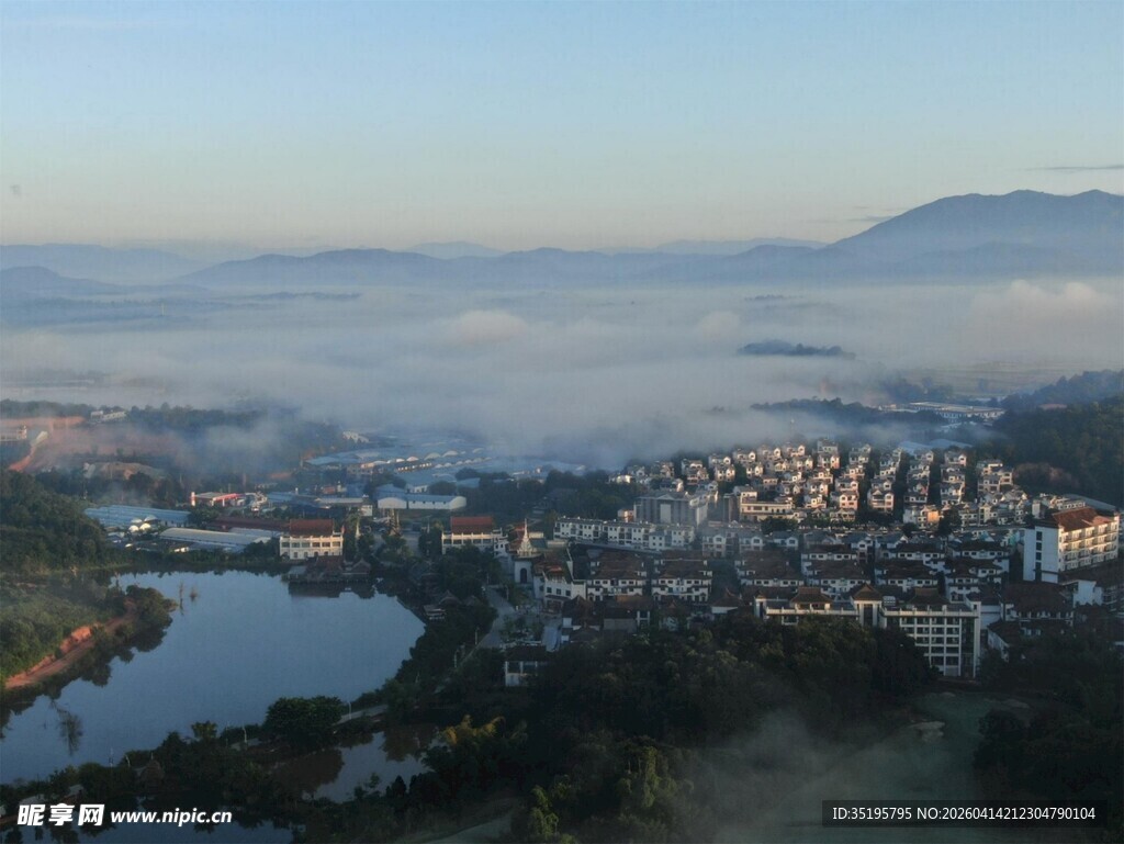 山城晨景云雾缭绕的城市风光