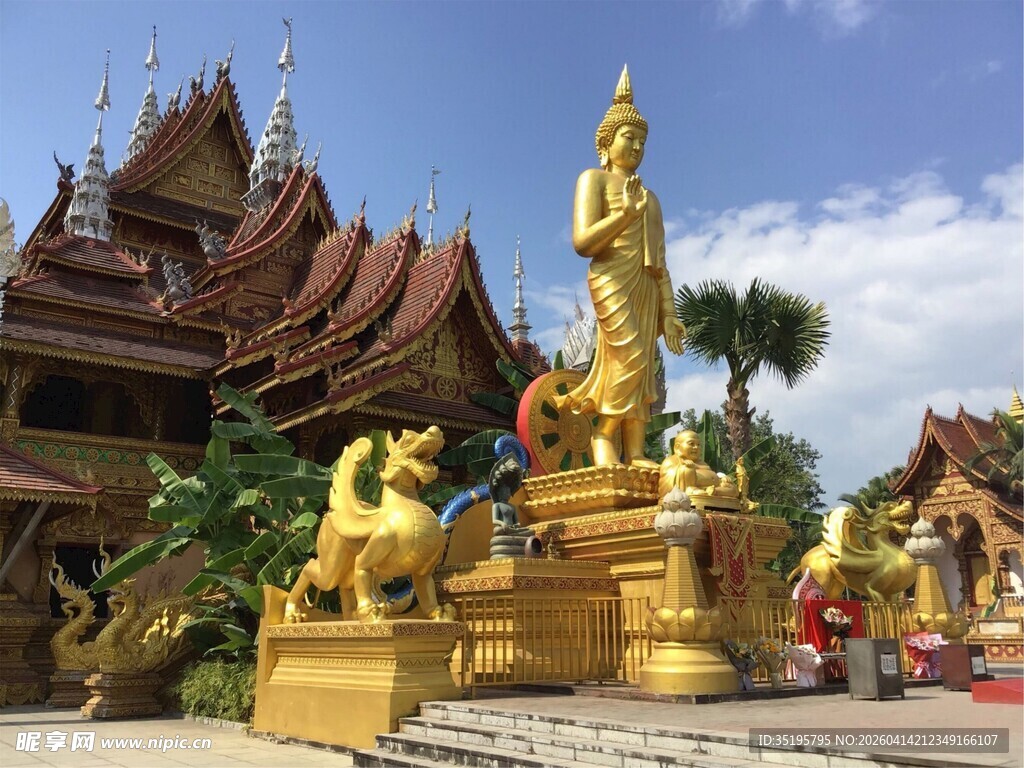 东南亚风格寺庙前金色雕塑