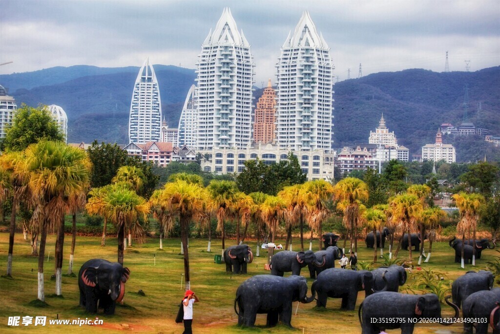 城市风光与大象和谐景象