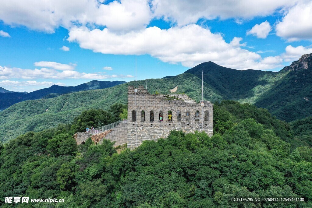 俯瞰青山间的古老建筑